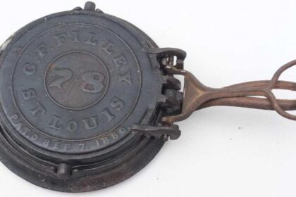 Antique G.F. Filley cast iron waffle iron 7/8