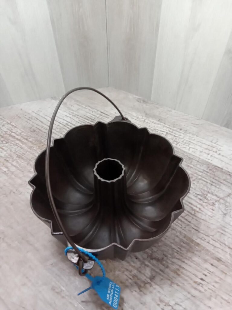 Sold at Auction: VINTAGE CAST IRON BUNDT PAN