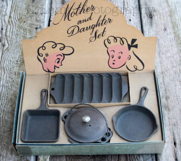 griswold griswald mother daughter set new old stock antique vintage cast iron skillet square doll house miniature toy small corn stick baking pan o'neil collection collect collector