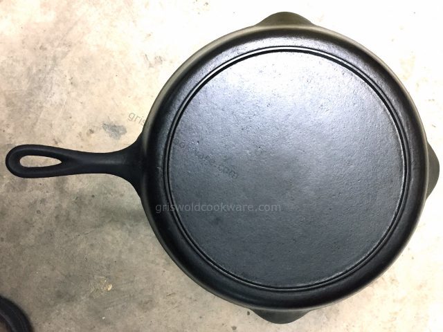 Rare Lodge no-notch heat ring 3 pour spout antique vintage cast iron skillets, bottom